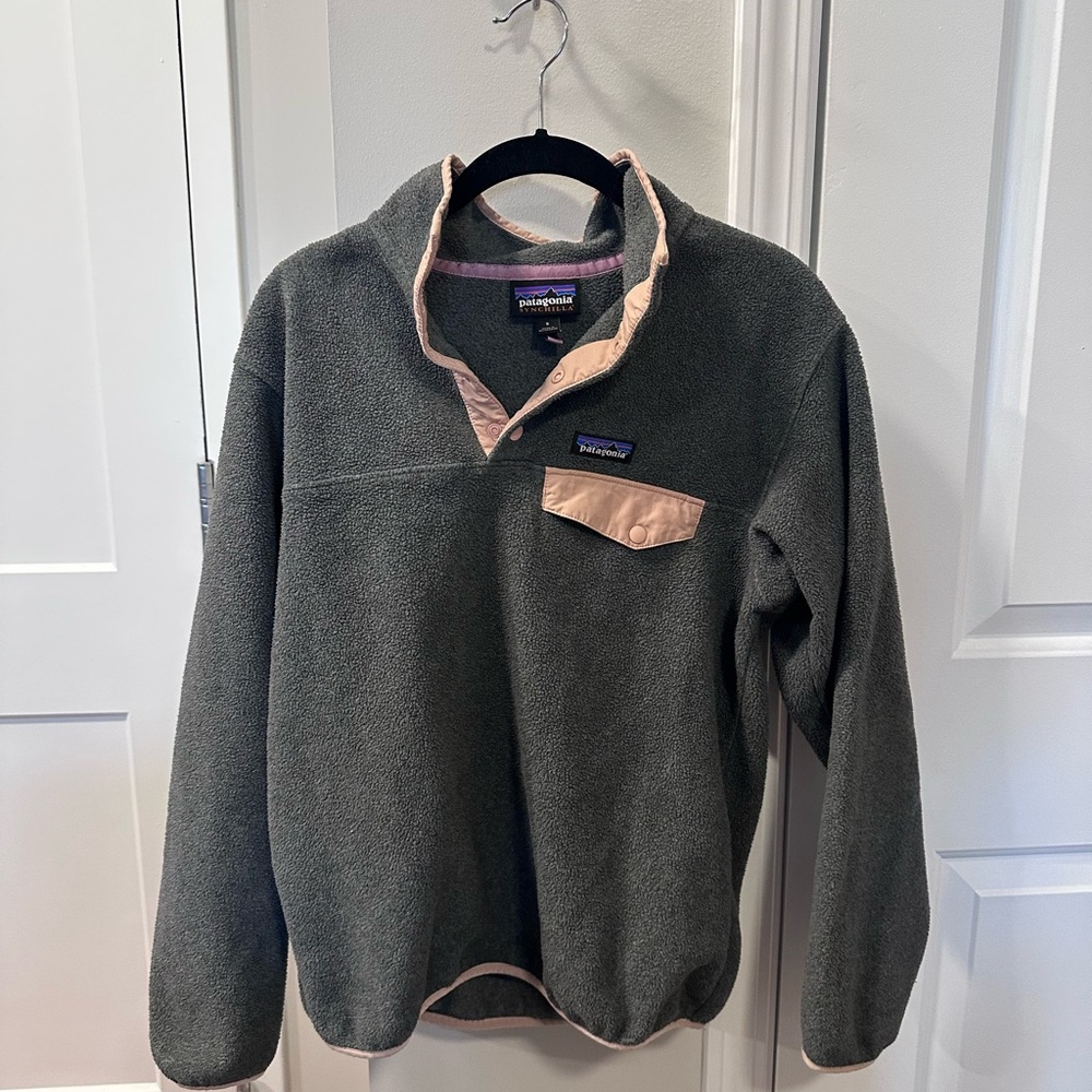 Patagonia Women’s Gray and Blush Pink Fleece Pullover Sweater